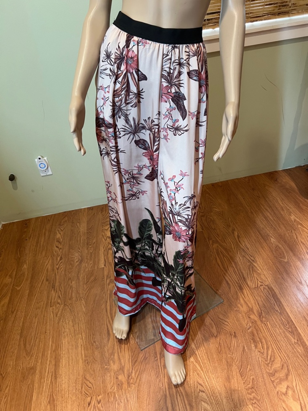 Floral Wide  leg pants Black Waistband Size  L